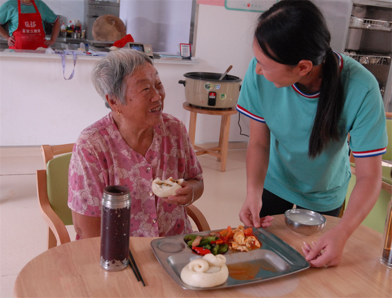 山東即墨：“愛(ài)心敬老食堂”讓老年人胃飽心暖